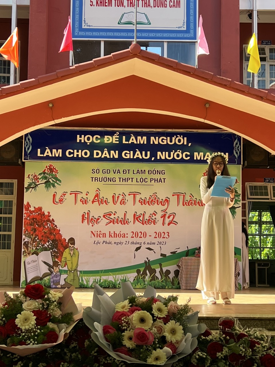Em Nguyễn Thuỵ Thuỳ Xuân đại diện cho học sinh khối 12 phát biểu cảm nghĩ tại buổi lễ.